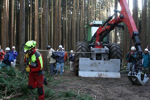 林業専用トラクタWARIOに搭載されたウインチから繊維ロープを引き出すオペレータ.jpg